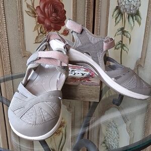 Easy Spirit Tan Sandals with Adjustable Straps